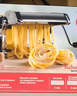 Macchinetta per pasta con accessorio per più tipi