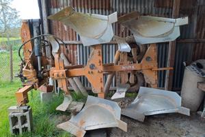 Aratro Bivomere Reversibile KUHN