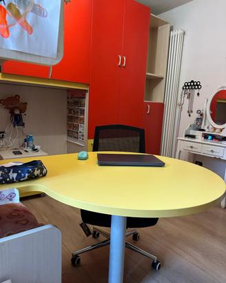 Cameretta con doppio letto singolo ed armadi