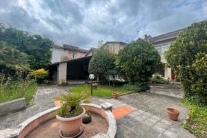 Soluzione indipendente con giardino - pastorano