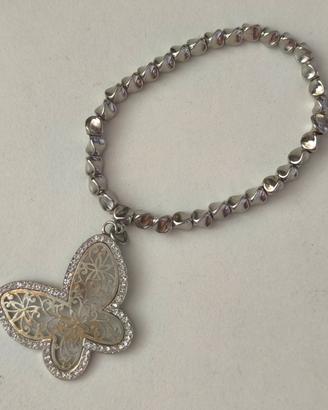 Bracciale argentato con ciondolo farfalla e strass