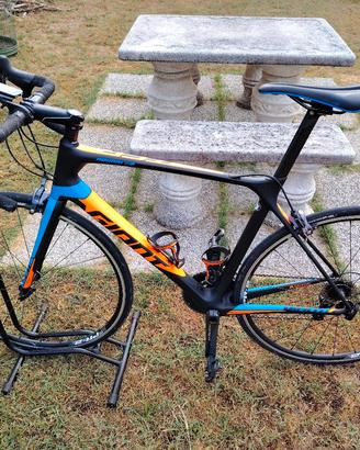 bici da corsa giant in carbonio