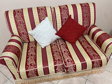 Elegante divano classico damascato bordeaux /beige