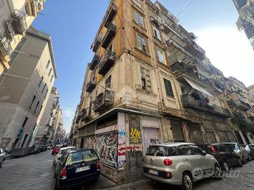 NEGOZIO A NAPOLI