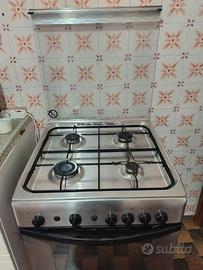 Cucina con forno a gas Indesit