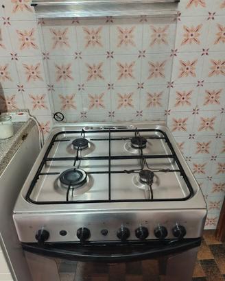 Cucina con forno a gas Indesit