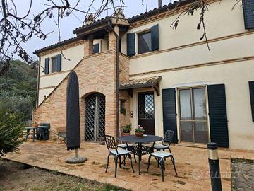 Rustico / Casale di 300 m² con più di 5 locali a O