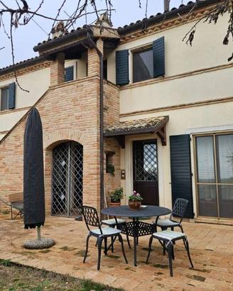 Rustico / Casale di 300 m² con più di 5 locali a O