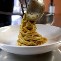 Cuoco cucina di pesce e romana