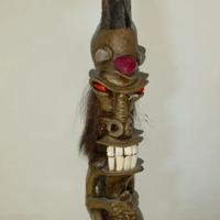 scultura etnica con pipa e lama