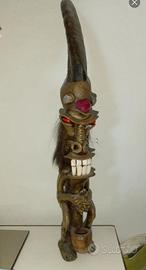 scultura etnica con pipa e lama