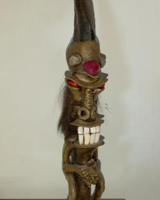 scultura etnica con pipa e lama
