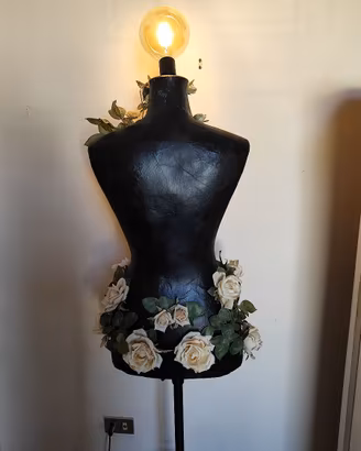 manichino con lampada