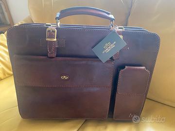 Borsa in cuio con cartellino