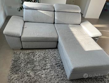 Divano grigio chiaro con penisola