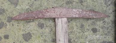 Piccone per le pietre e una zappa antica