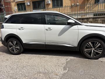 Auto peugeot 5008