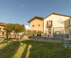 CASCINALE INDIPENDENTE CON TERRENO IN CENTRO PAESE