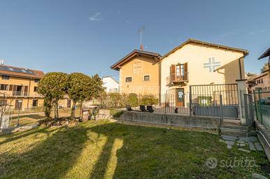 CASCINALE INDIPENDENTE CON TERRENO IN CENTRO PAESE