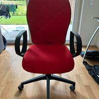 Sedia girevole da ufficio rossa con braccioli