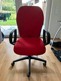 Sedia girevole da ufficio rossa con braccioli