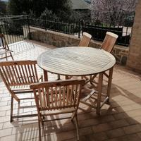 Tavolino rotondo in legno con quattro sedie