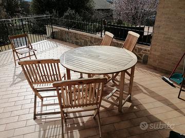 Tavolino rotondo in legno con quattro sedie