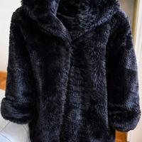Cappotto teddy nero con cappuccio