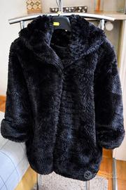 Cappotto teddy nero con cappuccio