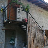 SCALA ESTERNA IN FERRO E LEGNO
