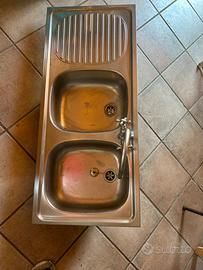Lavello inox con rubinetto
