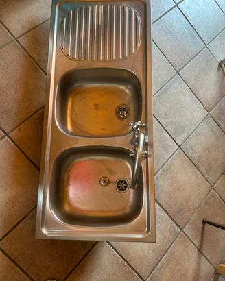 Lavello inox con rubinetto