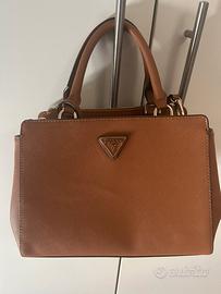 Borsa Guess Noelle Saffiano Satchel Marrone
