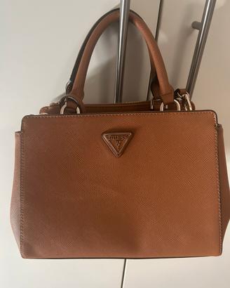 Borsa Guess Noelle Saffiano Satchel Marrone