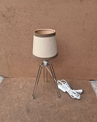 Lampada da tavolo treppiede