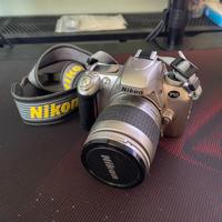 Nikon F55 + obiettivo kit + borsa fotografica