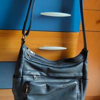 Borsa a tracolla di colore nero/blu in simil pelle