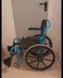sedia con le ruote e muto