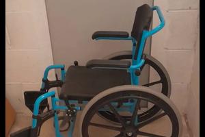 sedia con le ruote e muto