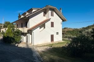 Villa Indipendente con Terreno 10685 metri quadri