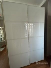 Armadio bianco attrezzato