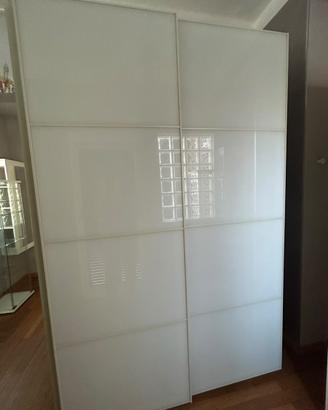 Armadio bianco attrezzato