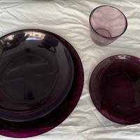 Servito piatti e bicchieri in vetro