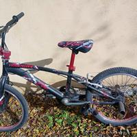 bicicletta bmx rossa e nera