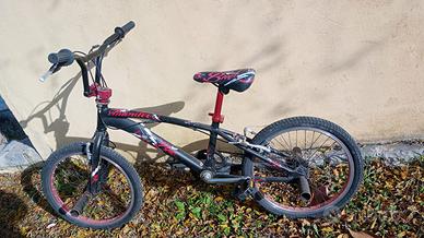 bicicletta bmx rossa e nera