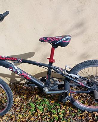 bicicletta bmx rossa e nera