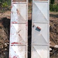 Porta in metallo a due ante con telaio.