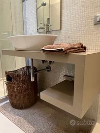 mobile bagno sospeso