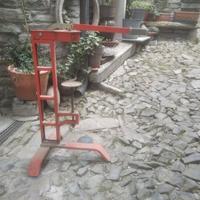 Tappatrice per tappi in sughero. 