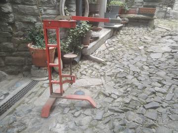 Tappatrice per tappi in sughero. 